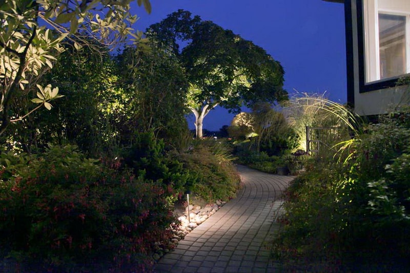 для уличного садового освещения дорожек лучше использовать шахматный порядок при установке светильников уличное садовое освещение